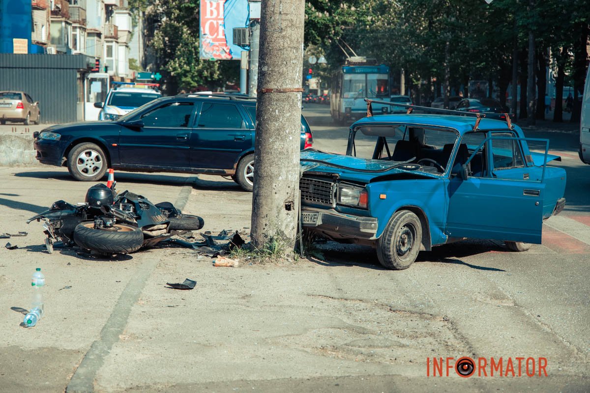 После аварии медики оказали мотоциклисту первую помощь