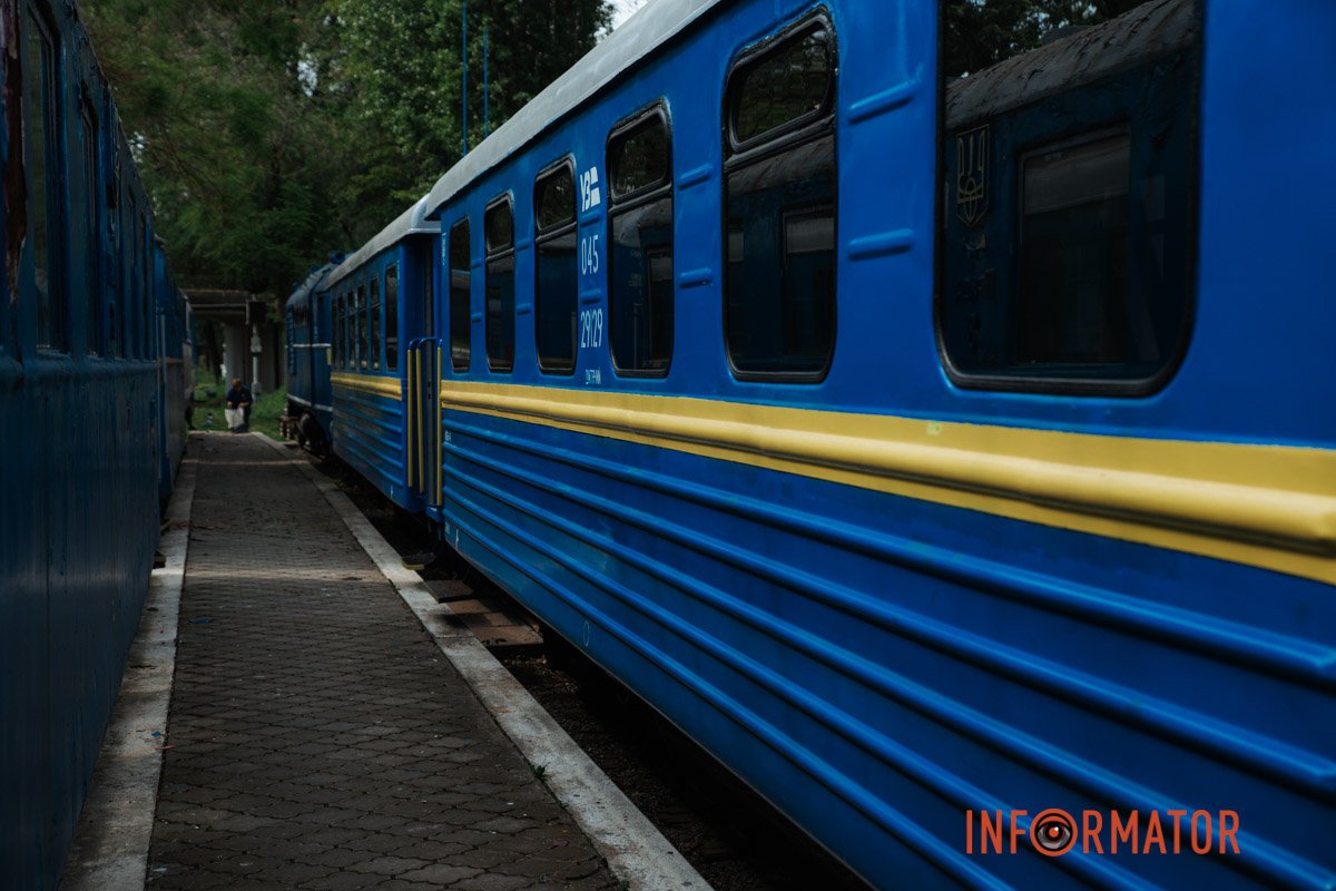 У Дніпрі у парку Глоби працівники приводять до ладу дитячу залізницю У Дніпрі у парку Глоби працівники приводять до ладу дитячу залізницю