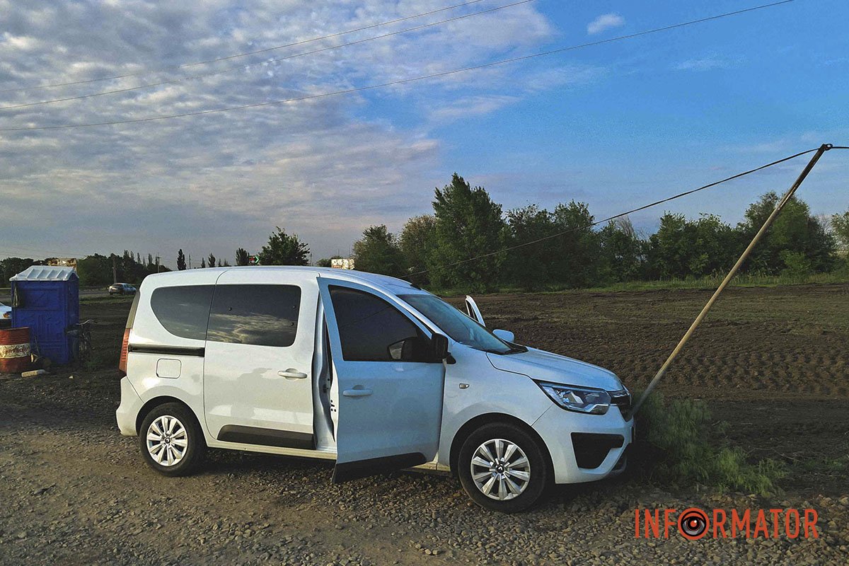 Там Renault врізався в електроопору Там Renault врізався в електроопору