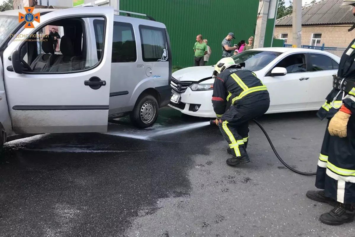 На розі вулиць Харківської та Соборної зіштовхнулись три автомобілі