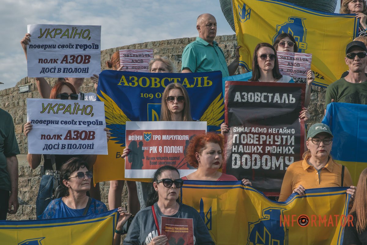 Рідні захисників та небайдужі громадяни зібрались на Фестивальному причалі Рідні захисників та небайдужі громадяни зібрались на Фестивальному причалі