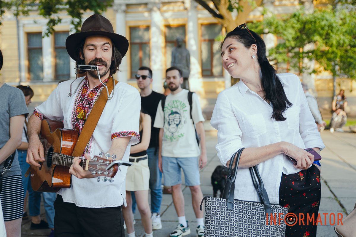 А вуса в нього які