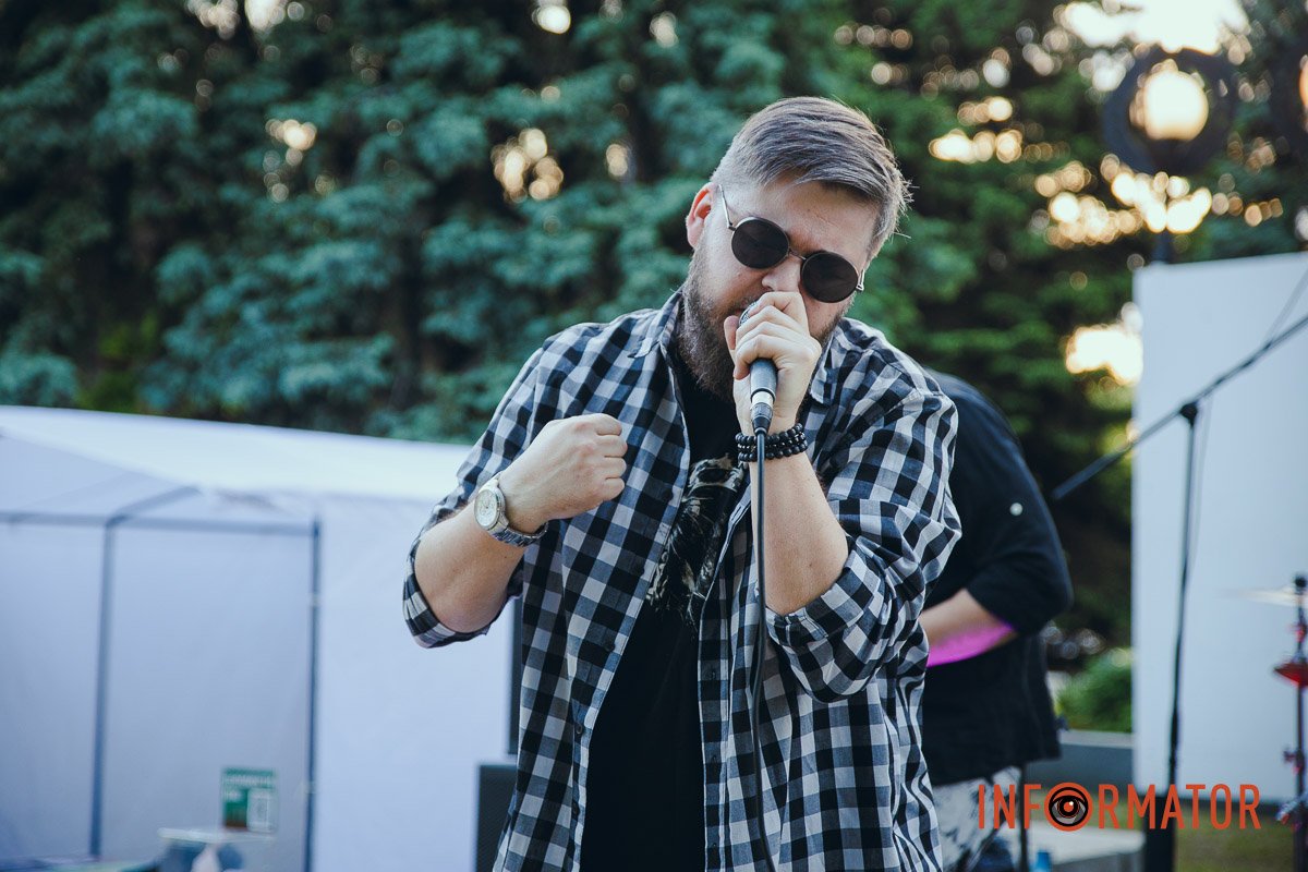 Ніби ліричну пісню виконує