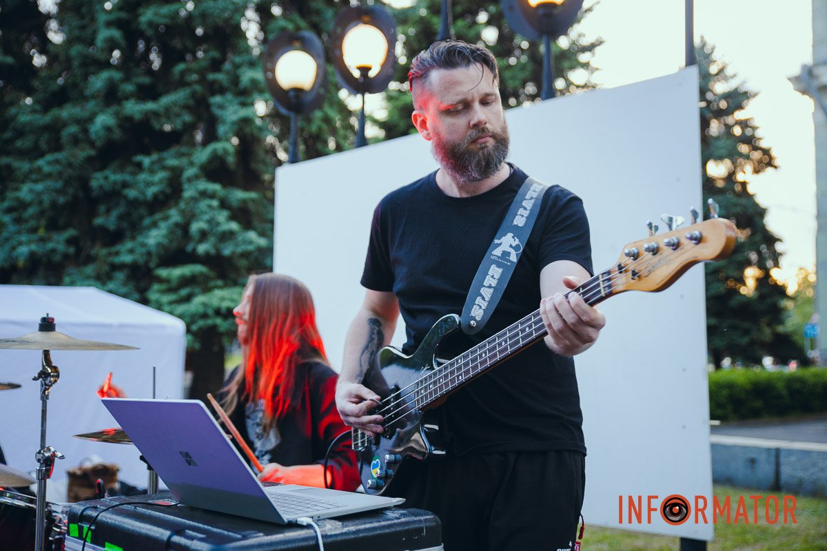 А це басист