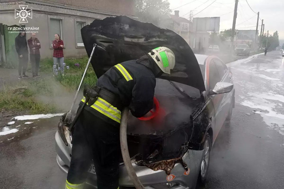 Вогонь пошкодив моторний відсік та лобове скло Вогонь пошкодив моторний відсік та лобове скло