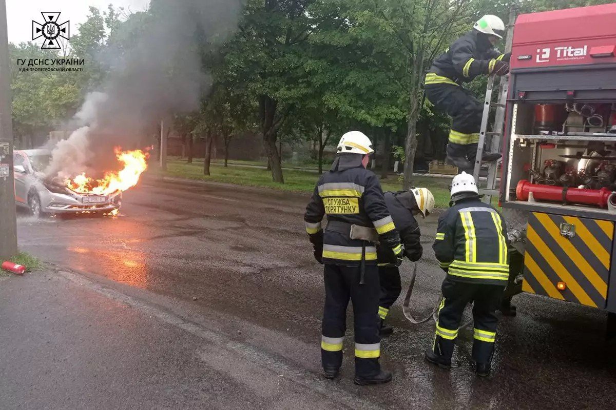 У Дніпрі рятувальники загасили палаючу автівку  У Дніпрі рятувальники загасили палаючу автівку