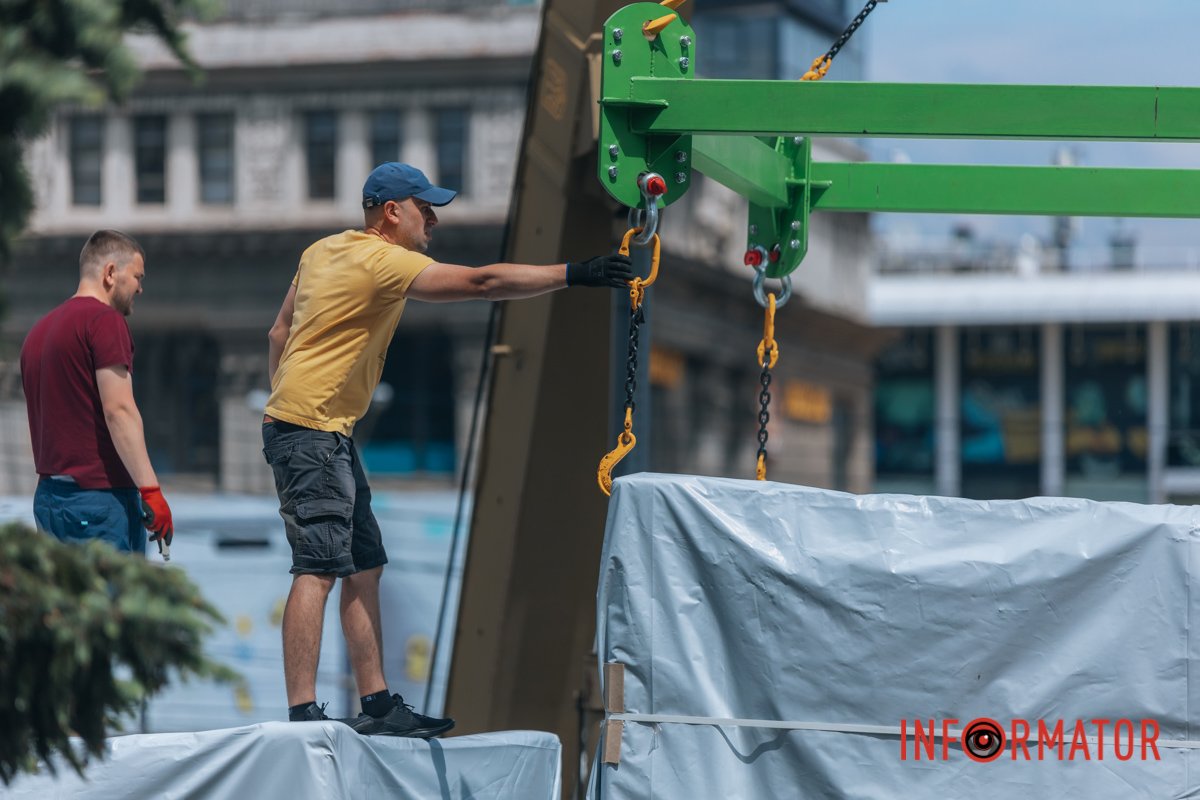 Перші з 27 контейнерів вже вигружають