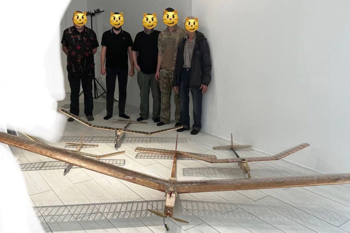 Великий коригувальник-розвідник з розмахом крил 3,5 метра та менший – розвідник