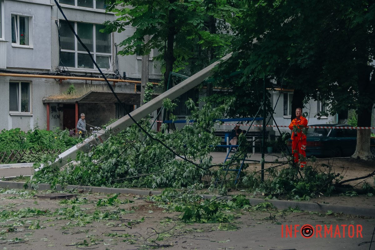 Повалена електроопора 