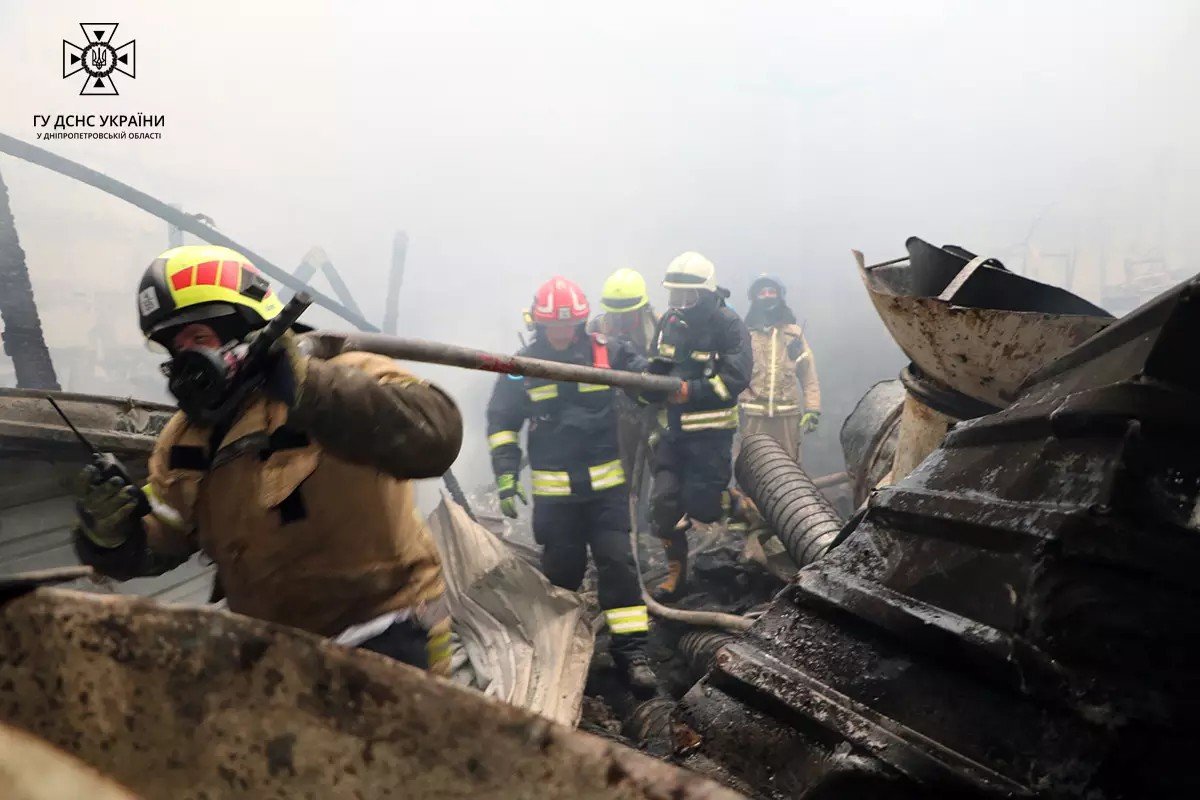 Загорілась двоповерхова виробнича будівля