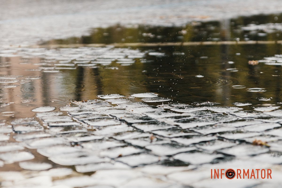 Трішки води на бруківці