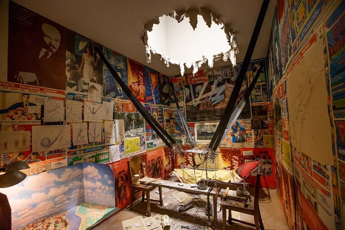 Робота Кабакова The Man Who Flew Into Space From His Apartment