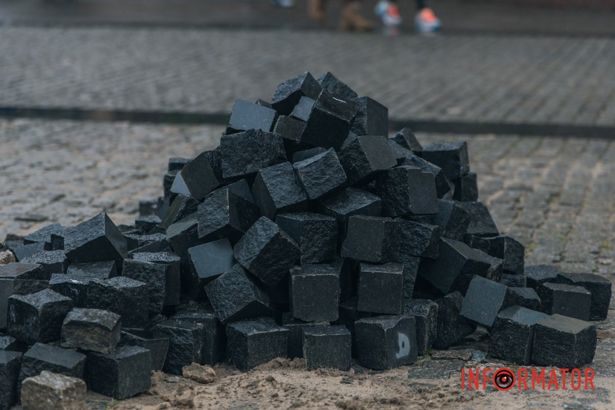 Вкладають бруківку