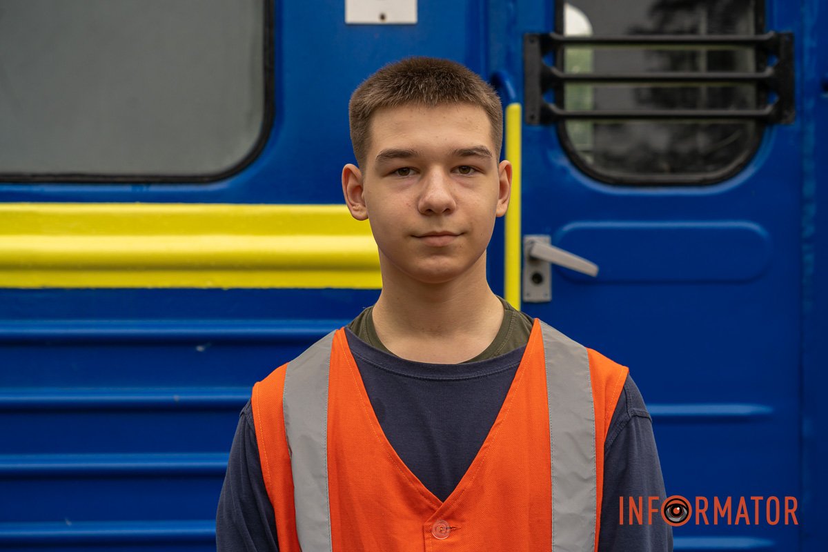 Іван Довгань - юний залізничник Дніпровської дитячої залізниці Іван Довгань - юний залізничник Дніпровської дитячої залізниці
