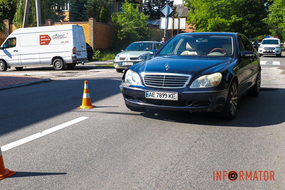 Там автомобіль Mercedes збив жінку віком приблизно 60 років Там автомобіль Mercedes збив жінку віком приблизно 60 років
