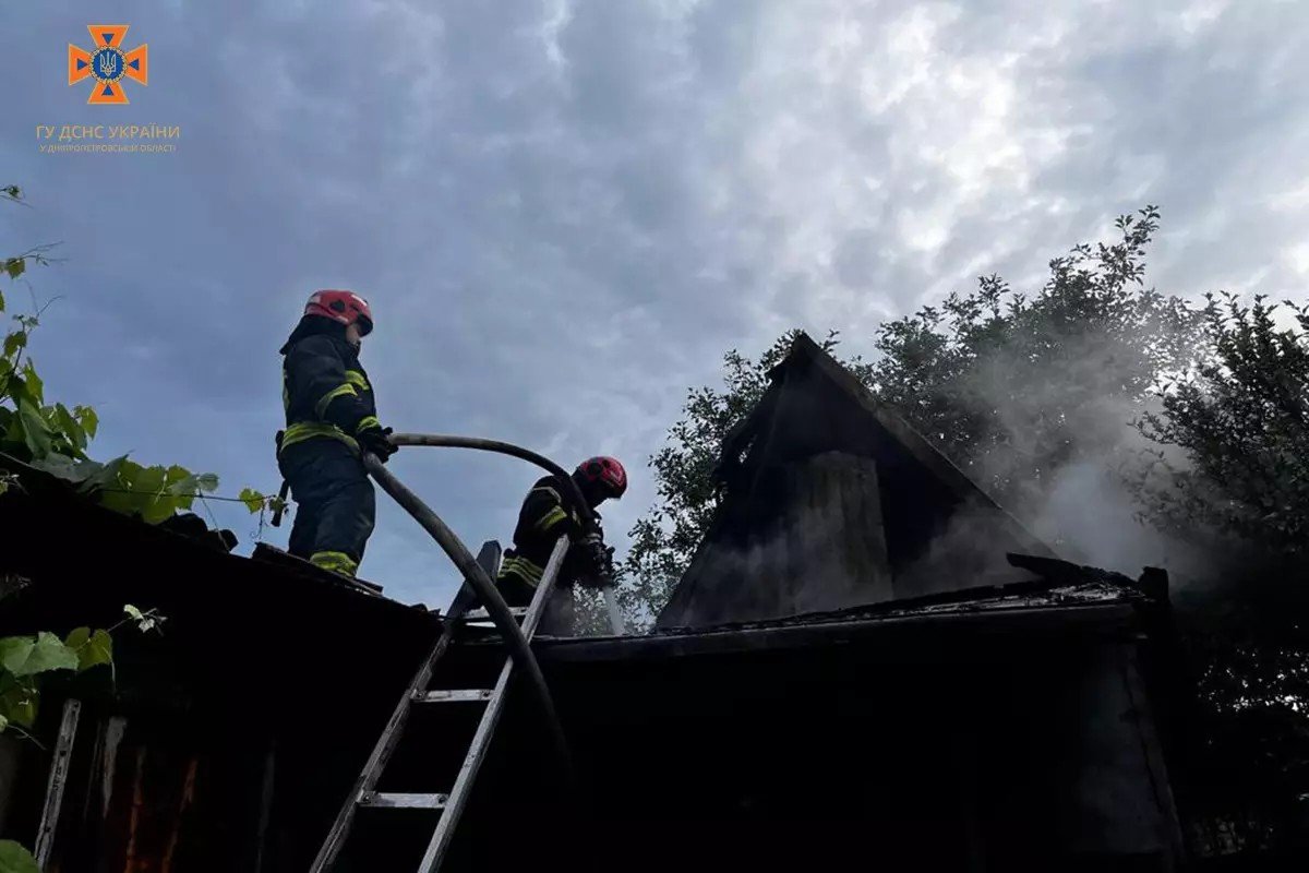 Надзвичайники гасять полум'я