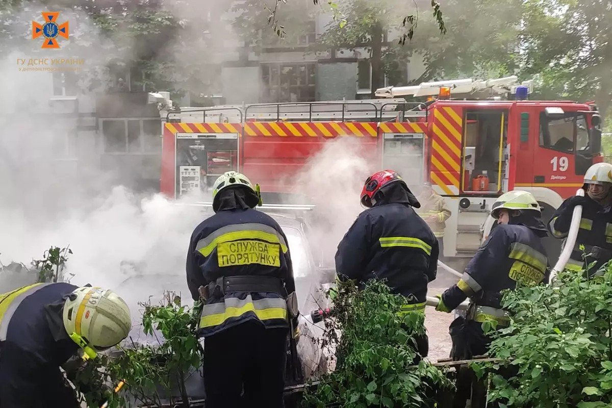 У Дніпрі на жм Тополя-2 горів Opel