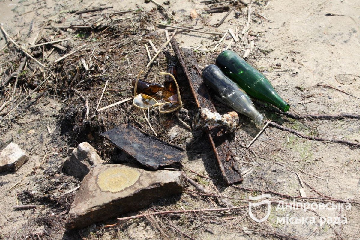 В воді знаходять пляшки, каміння, мотузки В воді знаходять пляшки, каміння, мотузки