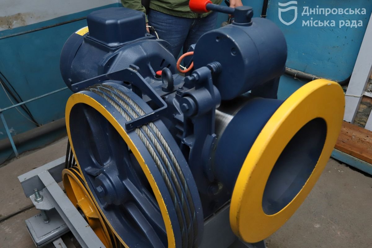 Поставили нову кабіну та стулки дверей. Також замінили двигун, лебідку та троси Поставили нову кабіну та стулки дверей. Також замінили двигун, лебідку та троси