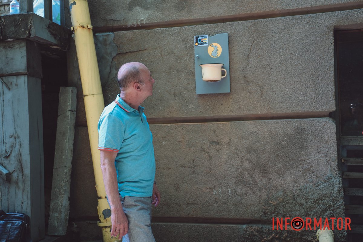 Геннадій Гельфер з зацікавленням роздивляється інсталяцію