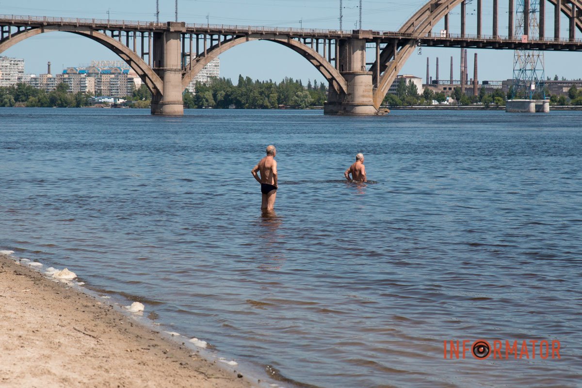 Та купаються попри заборону  Та купаються попри заборону