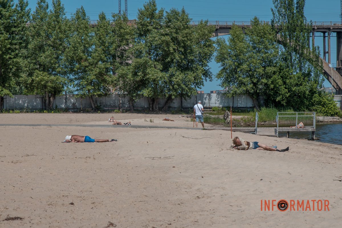 Відпочивальники засмагають Відпочивальники засмагають