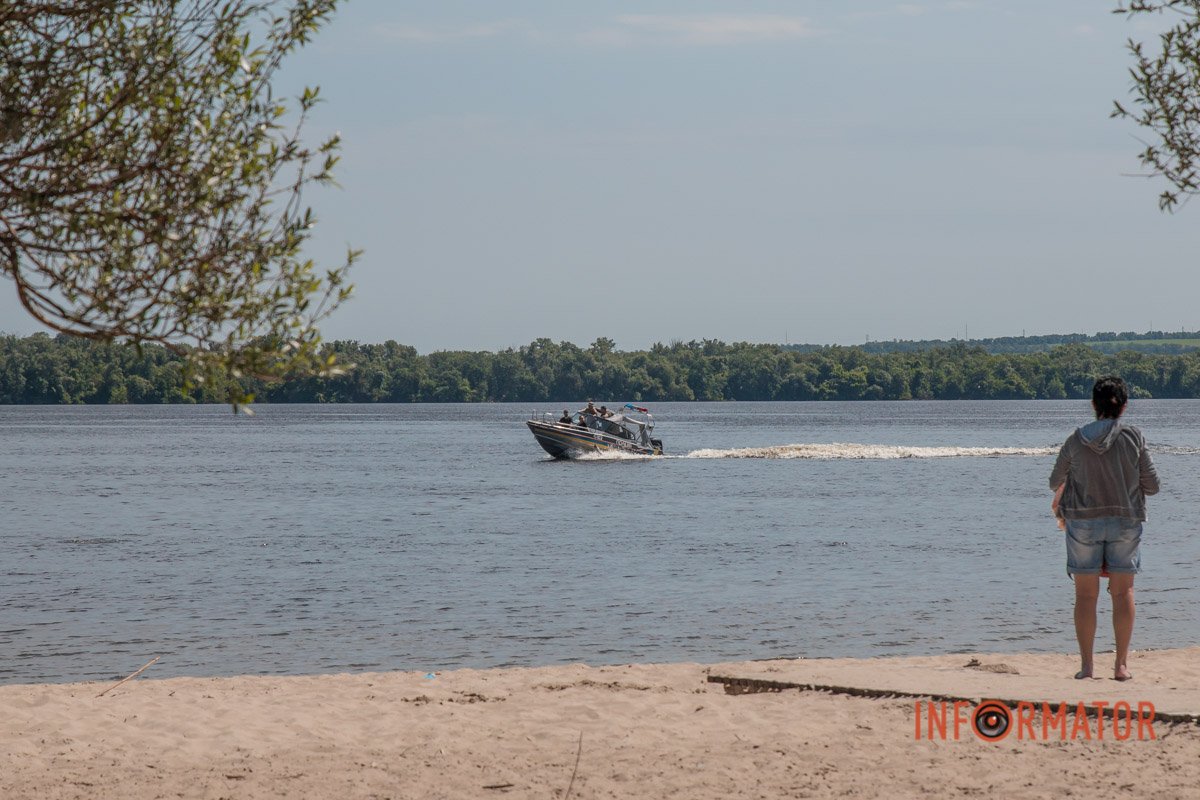 Пляж на Монастирському острові у Дніпрі Пляж на Монастирському острові у Дніпрі