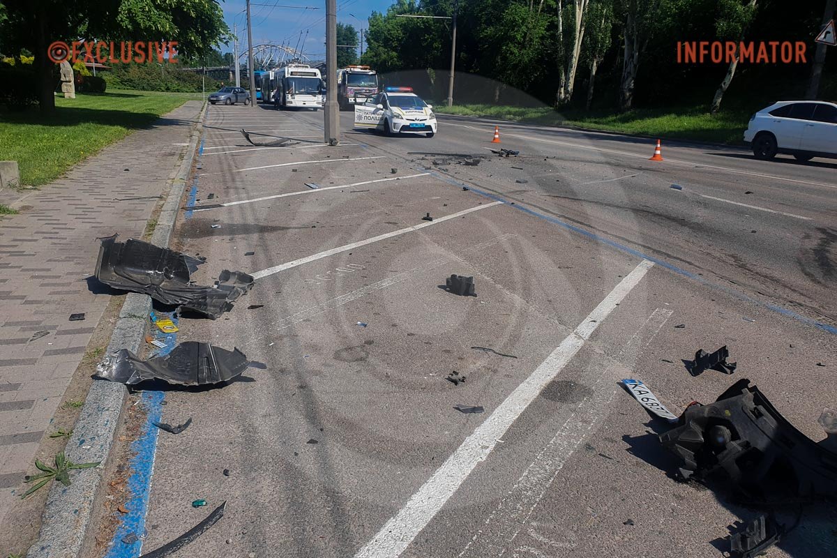 В Днепре на Сичеславской Набережной столкнулись Renault, Mitsubishi и Volkswagen: образовалась сильная пробка 1