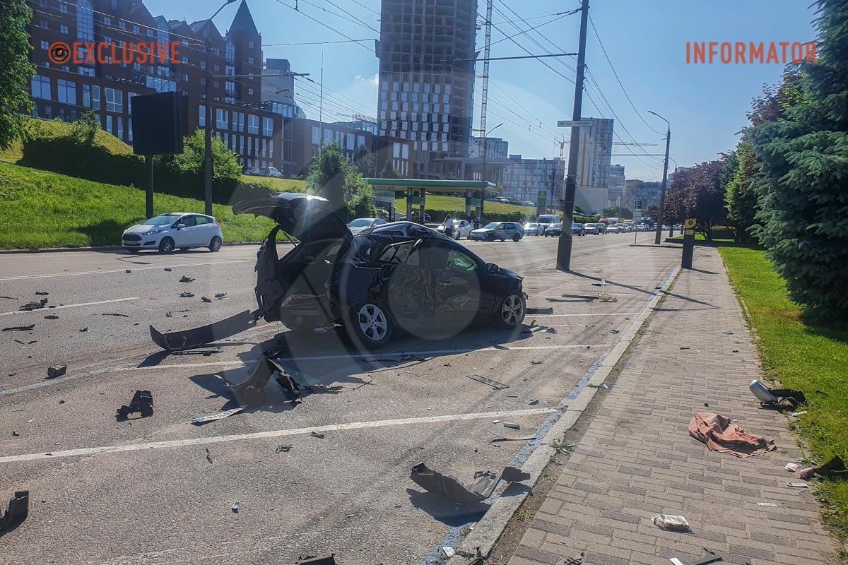 В Днепре на Сичеславской Набережной столкнулись Renault, Mitsubishi и Volkswagen: образовалась сильная пробка 2