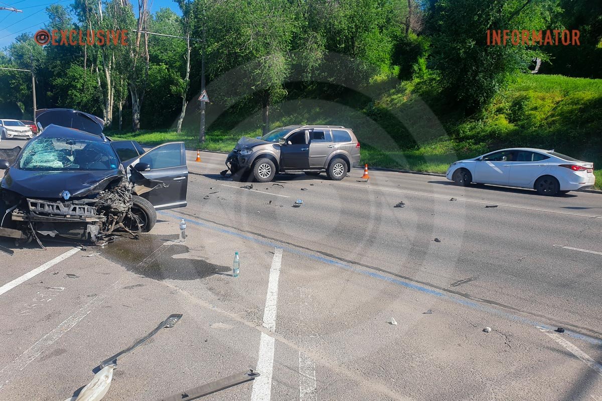 В Днепре на Сичеславской Набережной столкнулись Renault, Mitsubishi и Volkswagen: образовалась сильная пробка 3