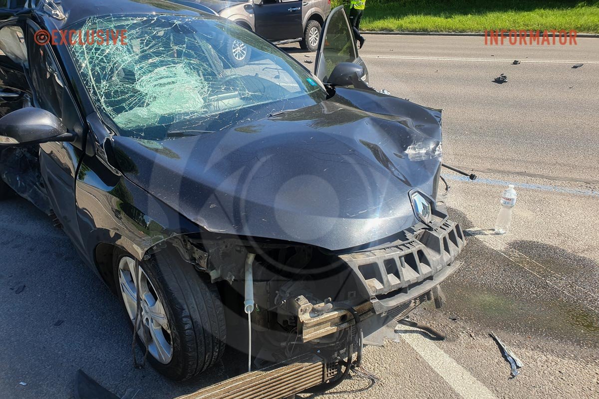 В Днепре на Сичеславской Набережной столкнулись Renault, Mitsubishi и Volkswagen: образовалась сильная пробка 6