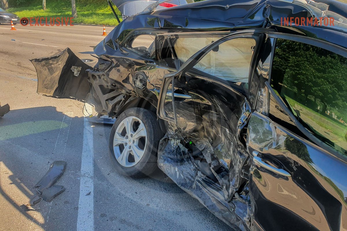 В Днепре на Сичеславской Набережной столкнулись Renault, Mitsubishi и Volkswagen: образовалась сильная пробка 5