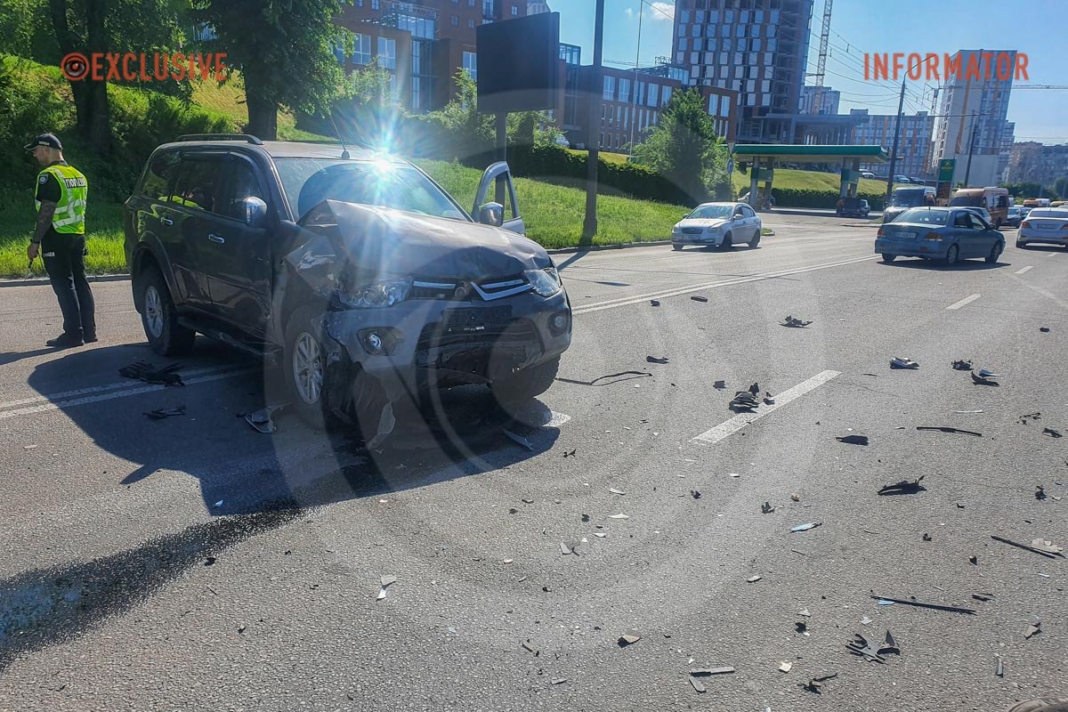 В Днепре на Сичеславской Набережной столкнулись Renault, Mitsubishi и Volkswagen: образовалась сильная пробка 4