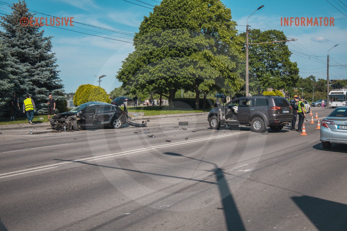В Днепре на Сичеславской Набережной столкнулись Renault, Mitsubishi и Volkswagen: образовалась сильная пробка 7