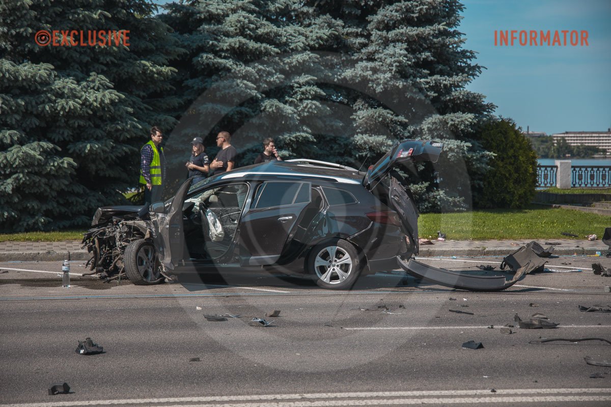 В Днепре на Сичеславской Набережной столкнулись Renault, Mitsubishi и Volkswagen: образовалась сильная пробка 9