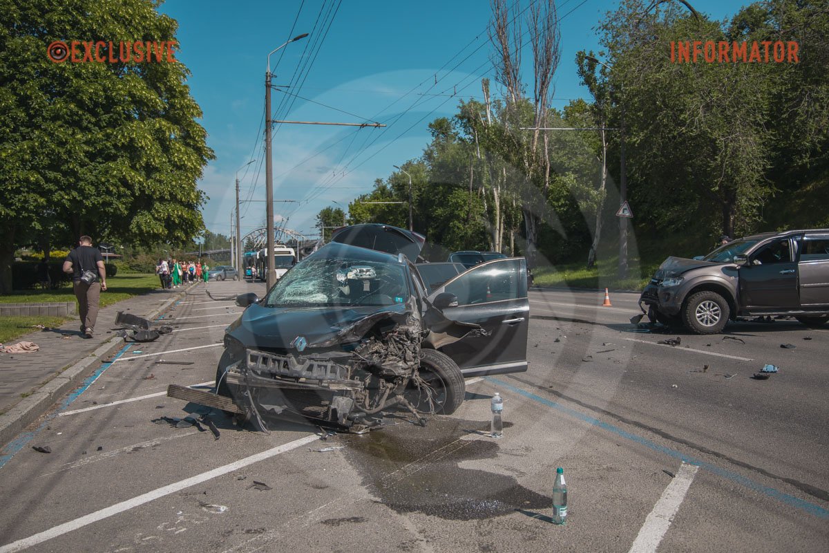 В Днепре на Сичеславской Набережной столкнулись Renault, Mitsubishi и Volkswagen: образовалась сильная пробка 8