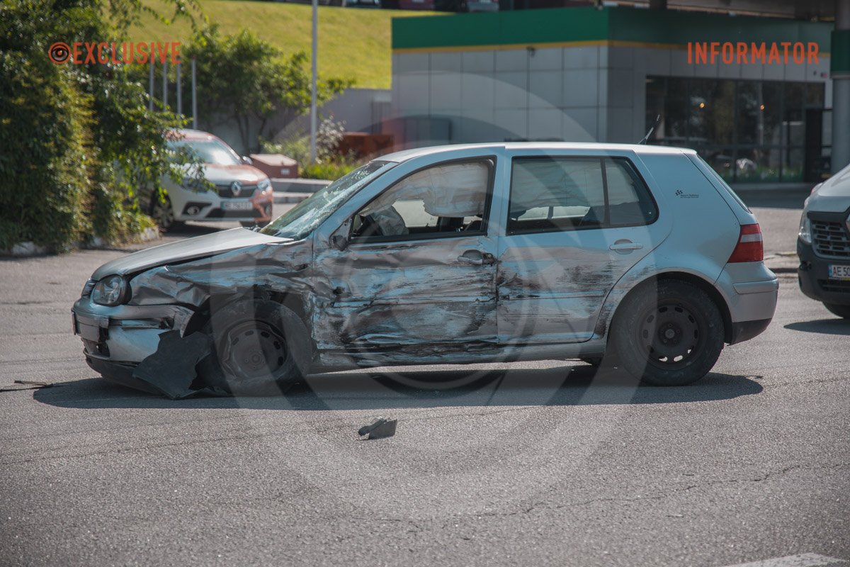 В Днепре на Сичеславской Набережной столкнулись Renault, Mitsubishi и Volkswagen: образовалась сильная пробка 10
