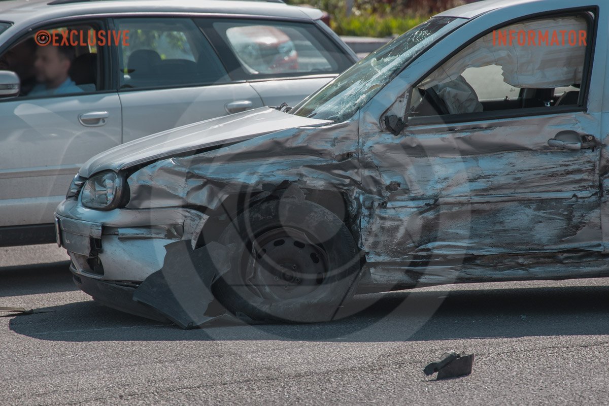 В Днепре на Сичеславской Набережной столкнулись Renault, Mitsubishi и Volkswagen: образовалась сильная пробка 11