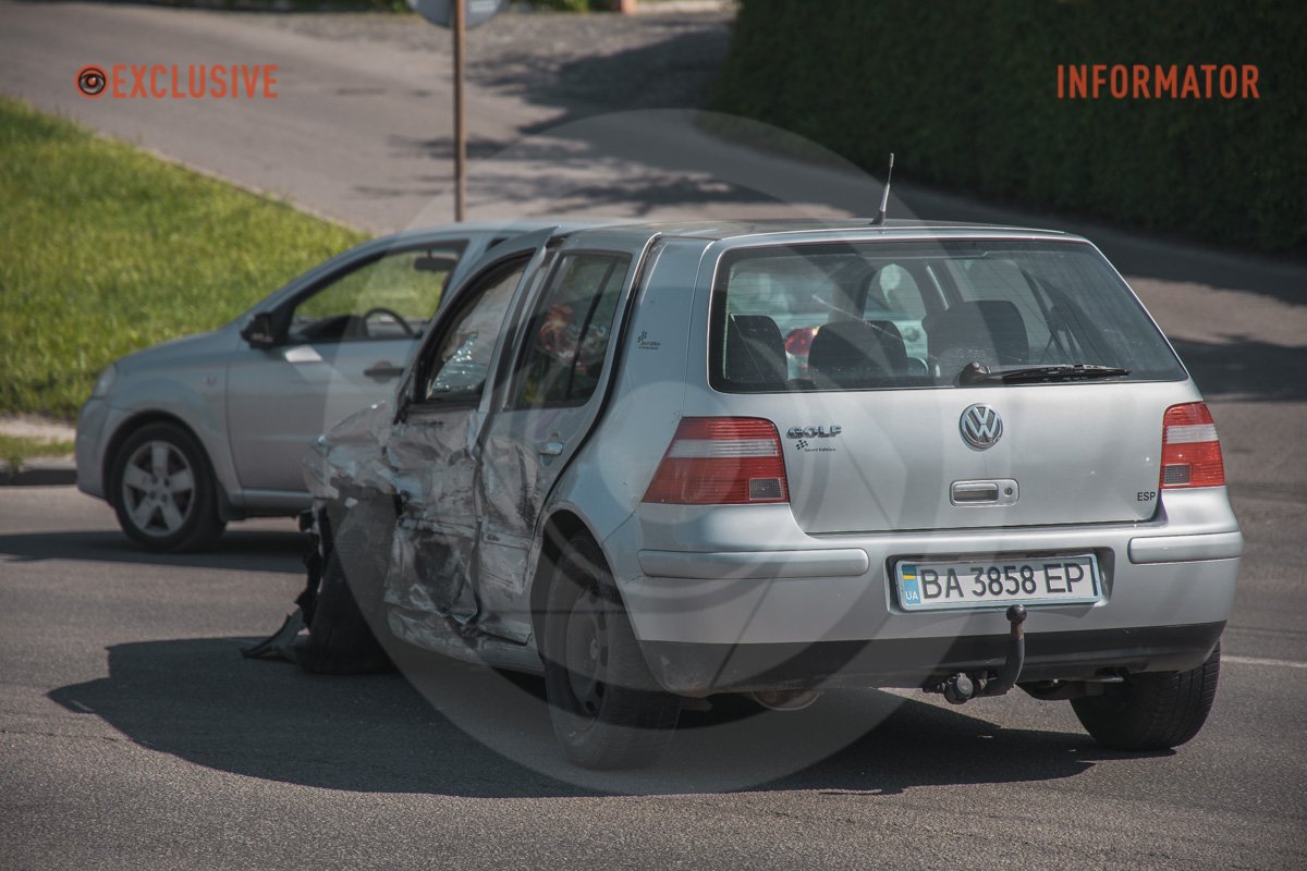 В Днепре на Сичеславской Набережной столкнулись Renault, Mitsubishi и Volkswagen: образовалась сильная пробка 13