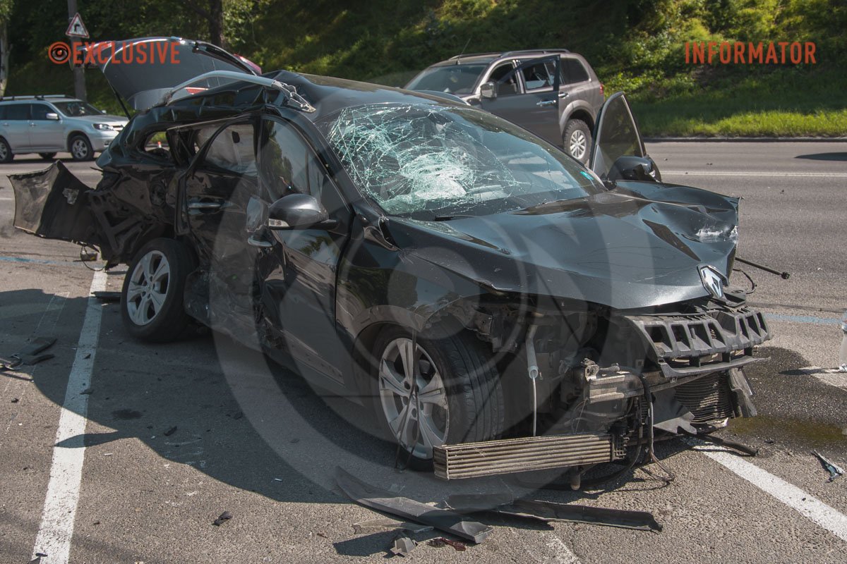 В Днепре на Сичеславской Набережной столкнулись Renault, Mitsubishi и Volkswagen: образовалась сильная пробка 14