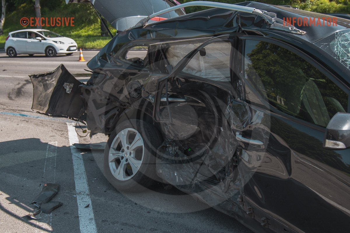В Днепре на Сичеславской Набережной столкнулись Renault, Mitsubishi и Volkswagen: образовалась сильная пробка 15