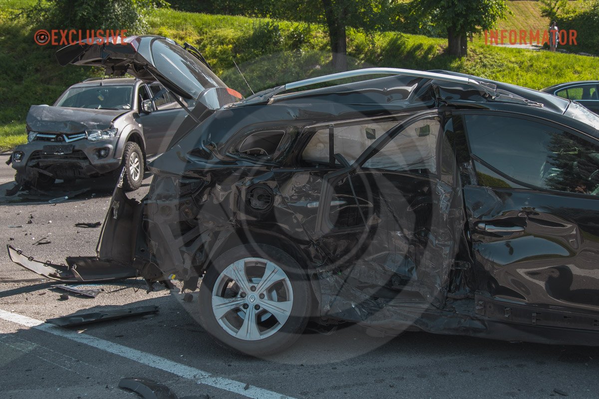 В Днепре на Сичеславской Набережной столкнулись Renault, Mitsubishi и Volkswagen: образовалась сильная пробка 16