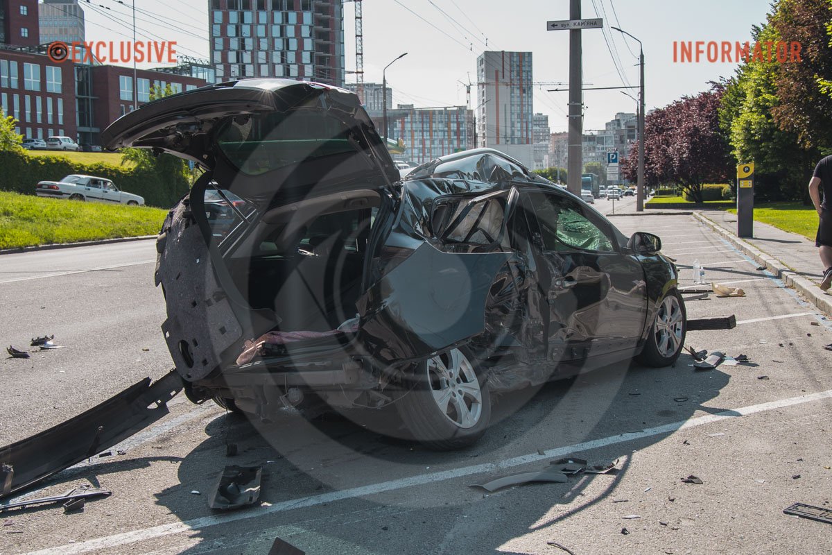 В Днепре на Сичеславской Набережной столкнулись Renault, Mitsubishi и Volkswagen: образовалась сильная пробка 17