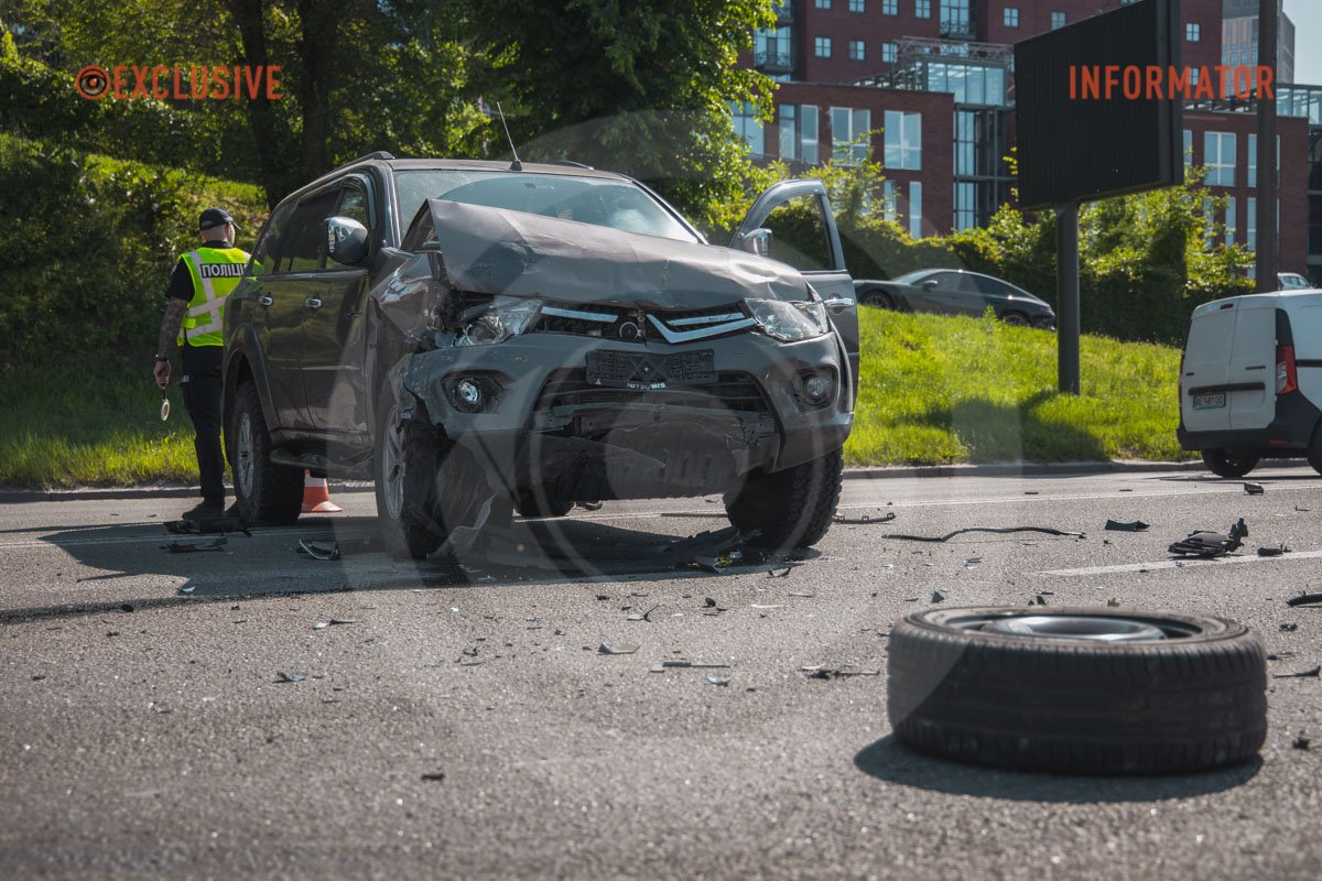 В Днепре на Сичеславской Набережной столкнулись Renault, Mitsubishi и Volkswagen: образовалась сильная пробка 18