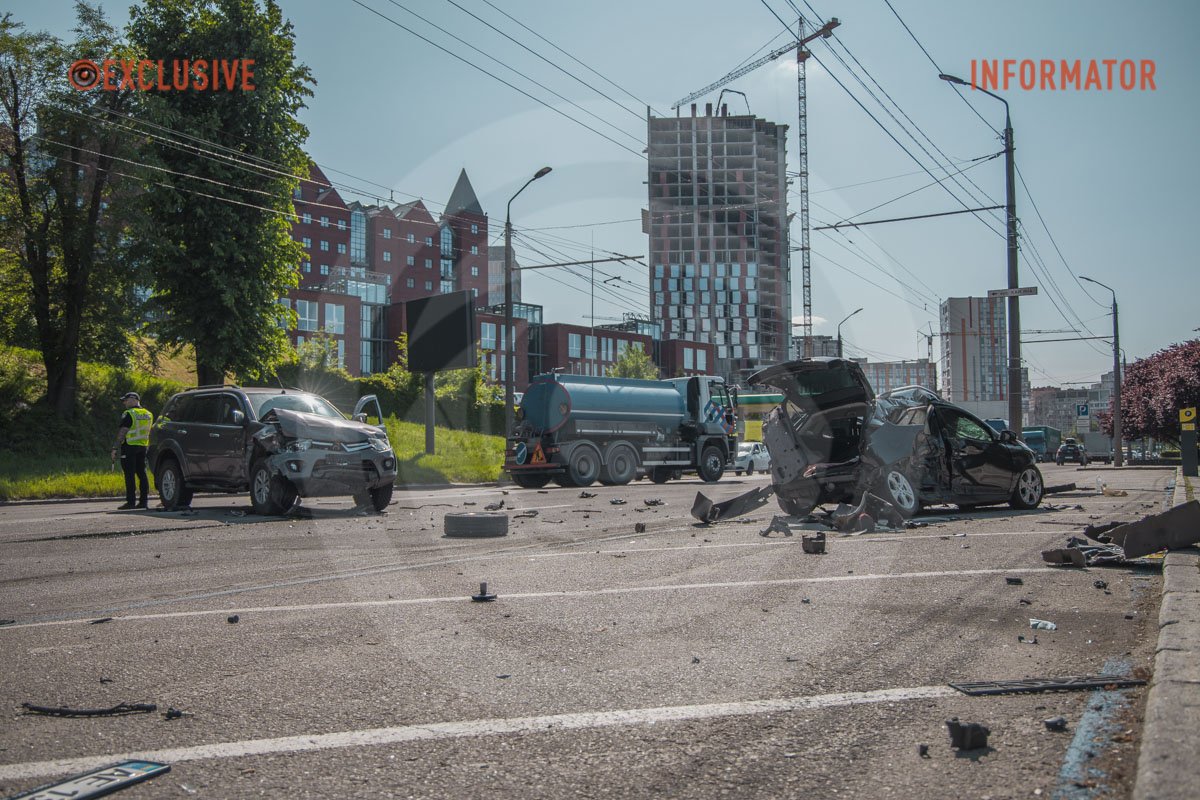 В Днепре на Сичеславской Набережной столкнулись Renault, Mitsubishi и Volkswagen: образовалась сильная пробка 19
