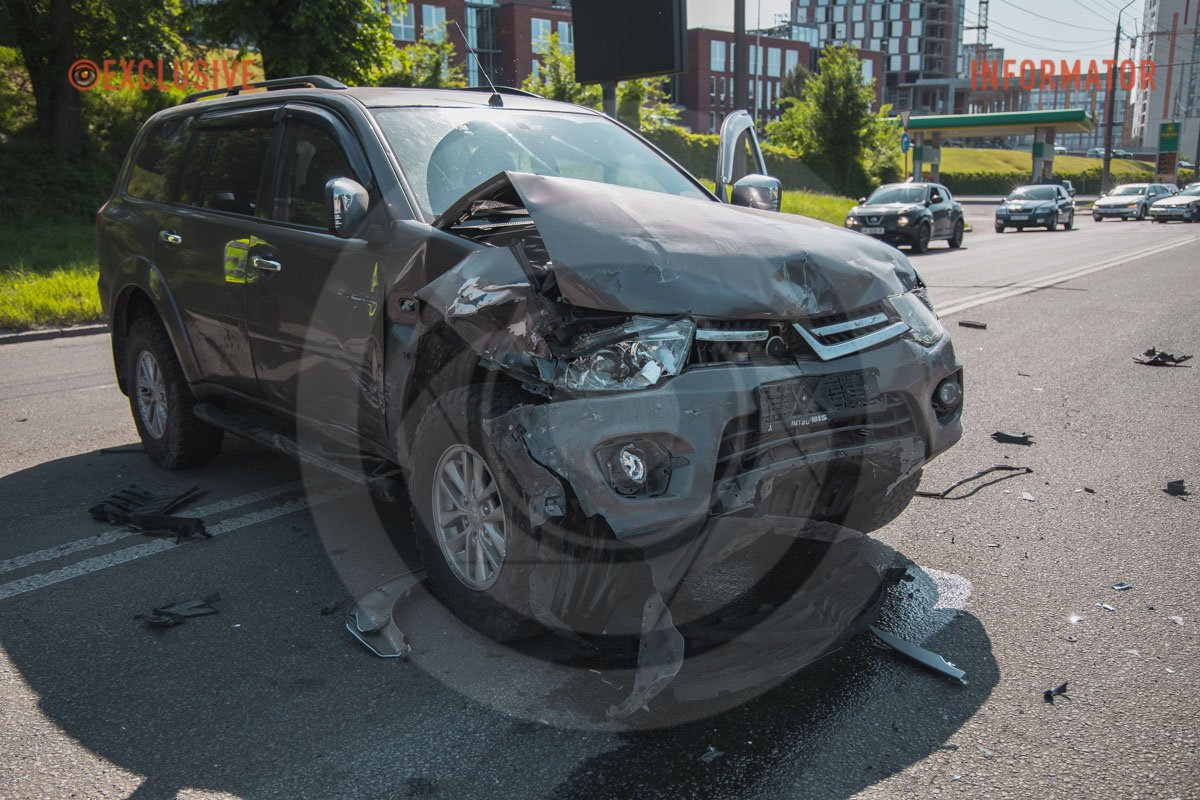 В Днепре на Сичеславской Набережной столкнулись Renault, Mitsubishi и Volkswagen: образовалась сильная пробка 20