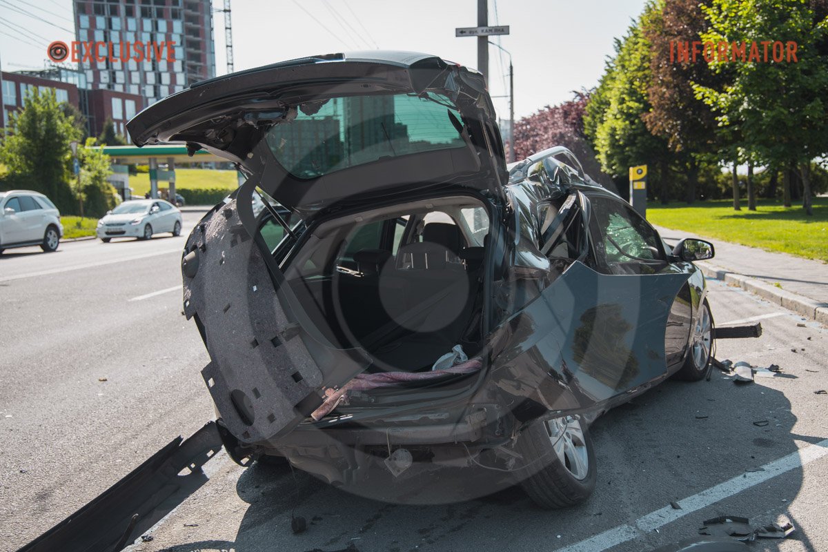 В Днепре на Сичеславской Набережной столкнулись Renault, Mitsubishi и Volkswagen: образовалась сильная пробка 21