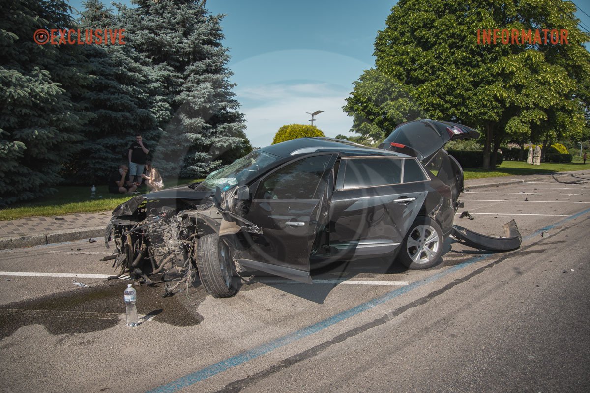 В Днепре на Сичеславской Набережной столкнулись Renault, Mitsubishi и Volkswagen: образовалась сильная пробка 22