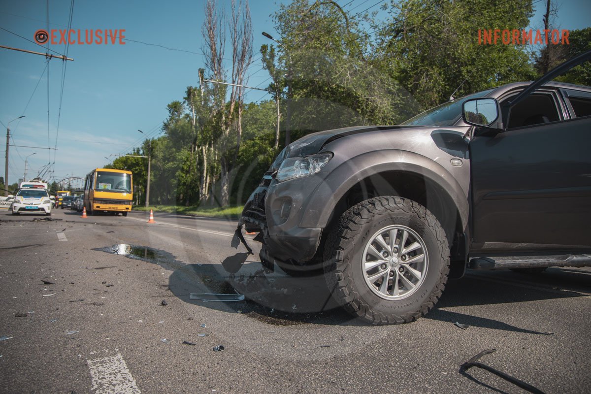 В Днепре на Сичеславской Набережной столкнулись Renault, Mitsubishi и Volkswagen: образовалась сильная пробка 23