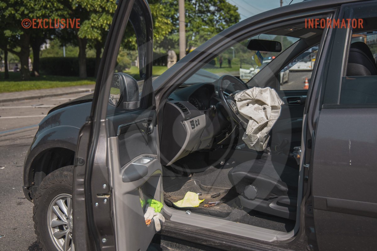 В Днепре на Сичеславской Набережной столкнулись Renault, Mitsubishi и Volkswagen: образовалась сильная пробка 24